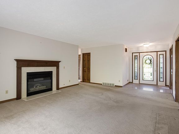 3rd image of 3918 Heatherwood Dr W