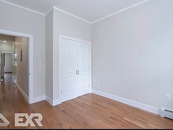 3rd image of 647 Courtlandt Ave #7