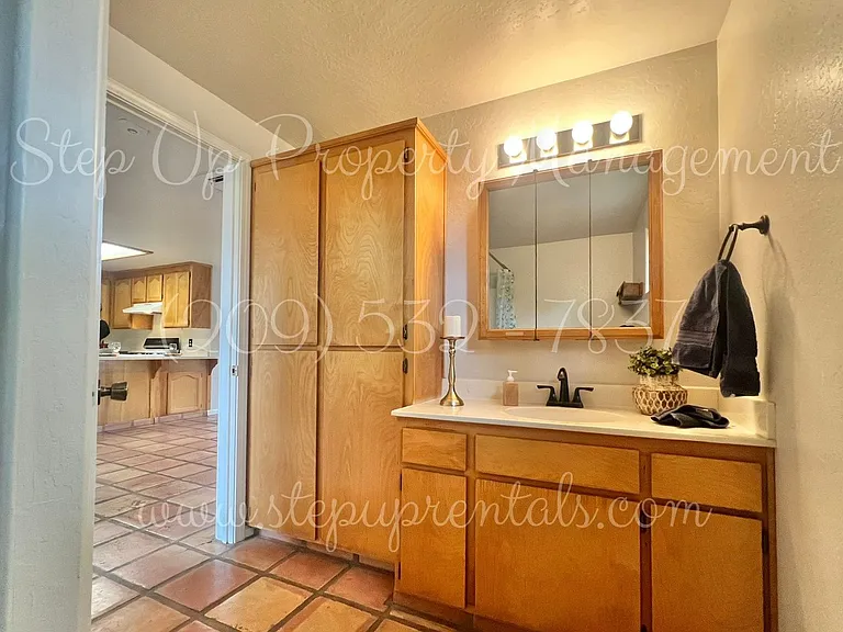 816 Oneida St — Photo 8