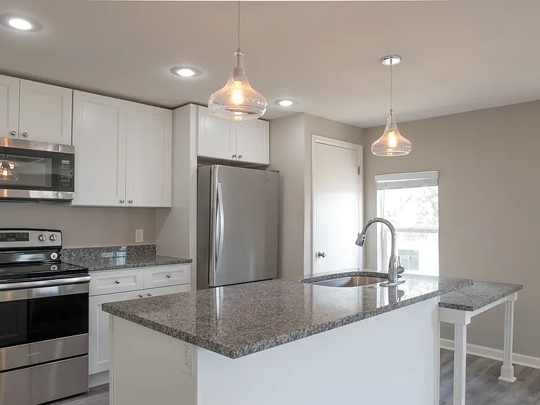 307 N 10th Ave — Photo 5