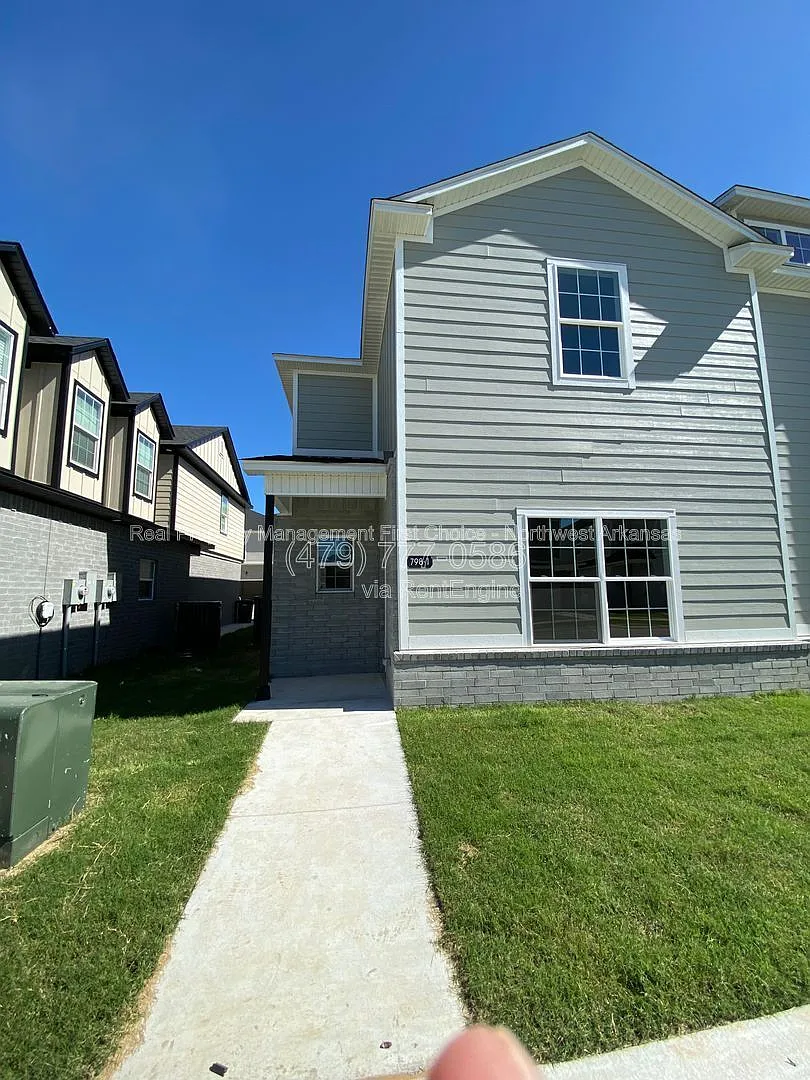 4 bed, 4.5 bath, $2,200 — Photo 3