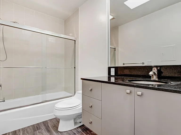 117 Pacific St. in Sant Monica - 1 block to the beach and Main St! — Photo 12