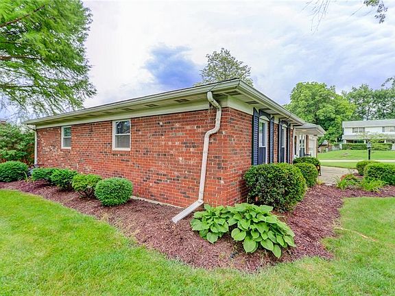 3rd image of 1366 Robinson Dr