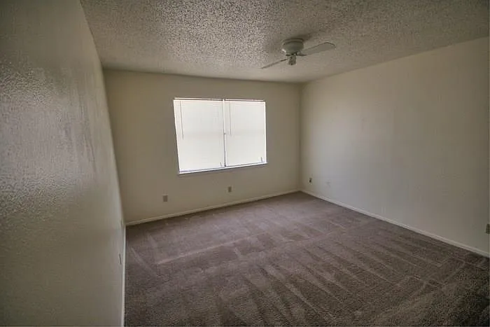 1906 W Loop #D — Photo 5