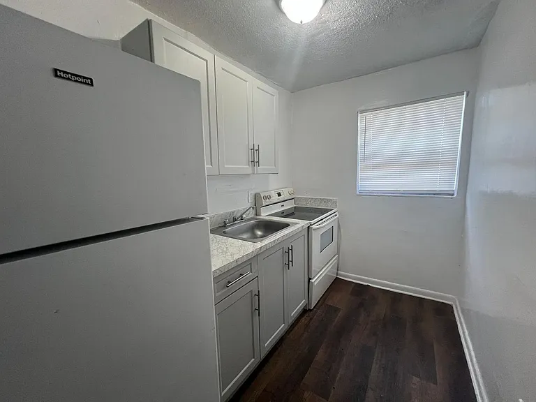 St George Apartments — Photo 39