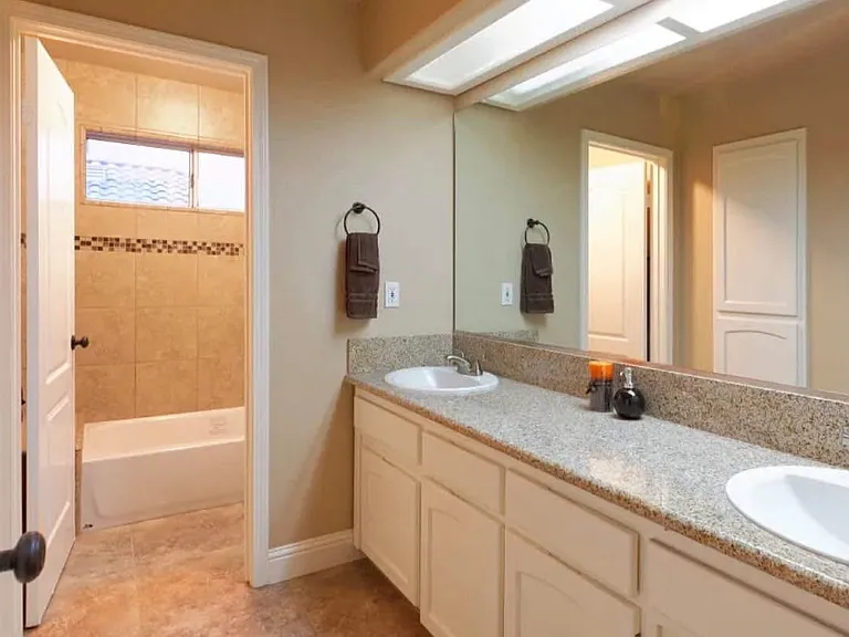 8539 N Barton Ave — Photo 3