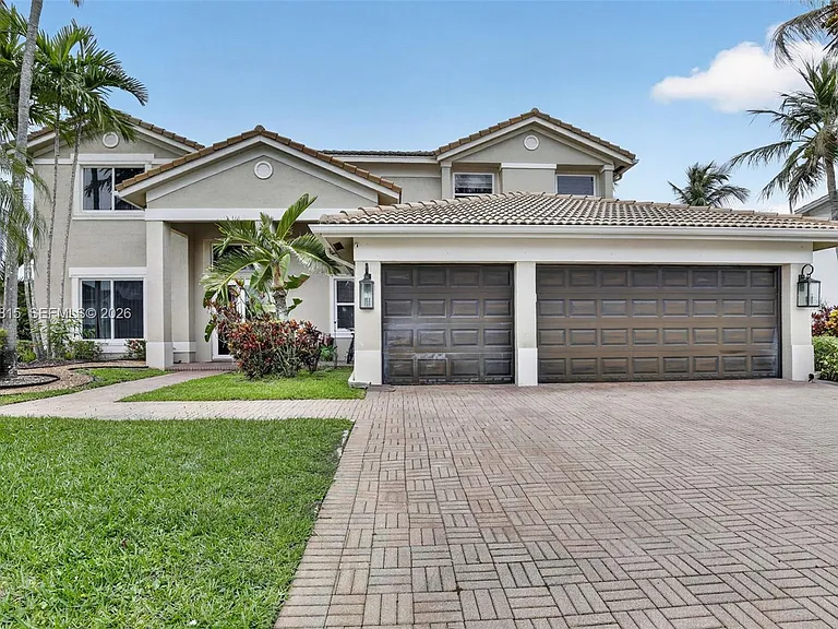 981 Waterside Cir — Photo 1