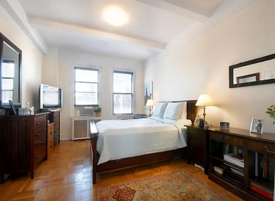 Sold by Warburg | media 9