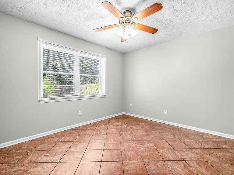 615 W Tietgen St — Photo 17