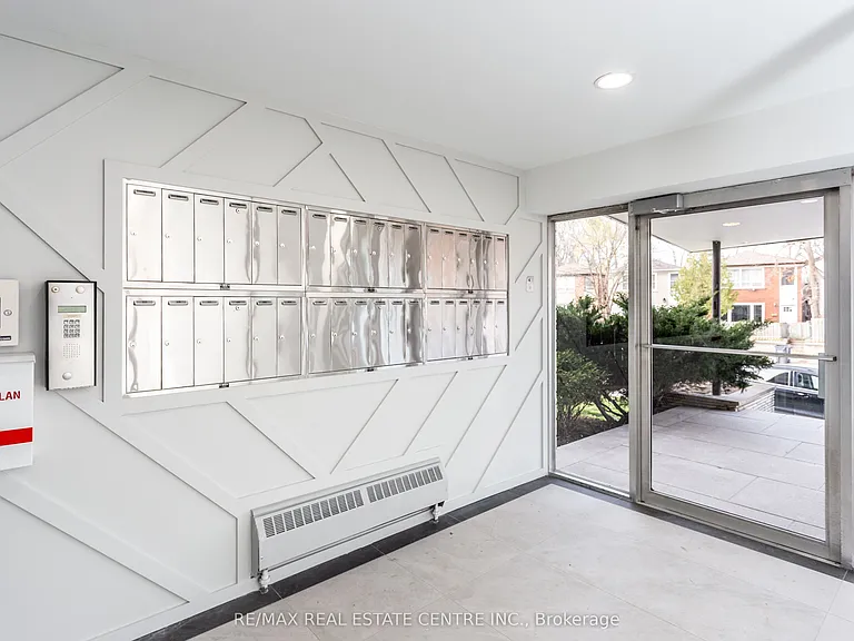 371 Lakeshore Rd W #504 — Photo 3