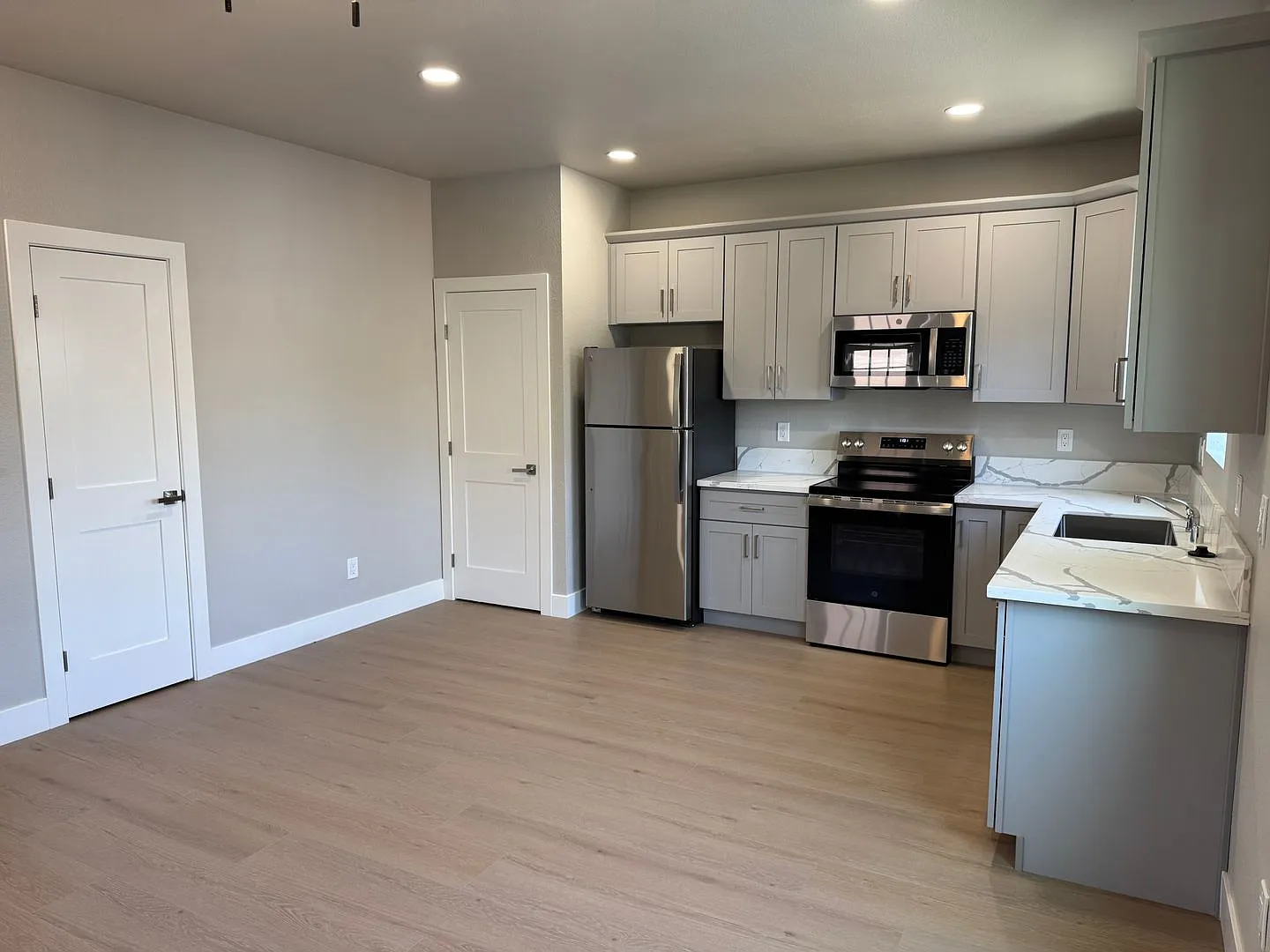 New Downtown Construction 650 Sqft. 1 Bedroom 1 Bathroom Unit for Leaase. — Photo 4