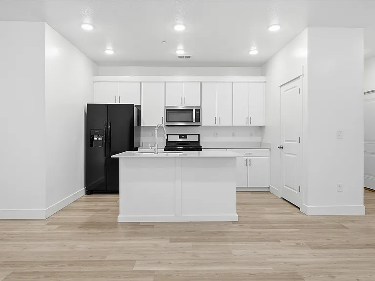 475 W 60 S #1-L202 — Photo 1