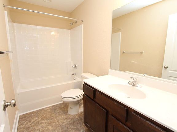 5th image of 325 Goldenstar Ln
