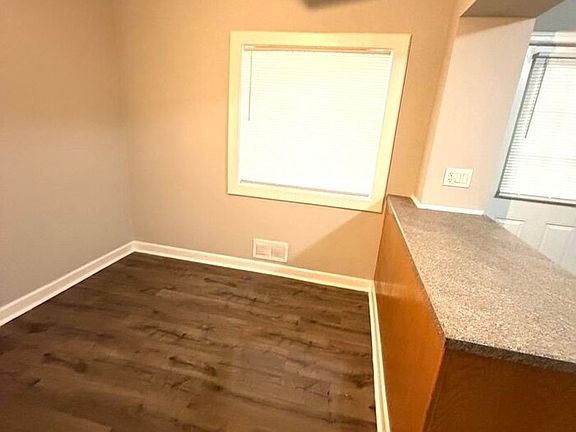 4th image of 1917 Wareham Rd