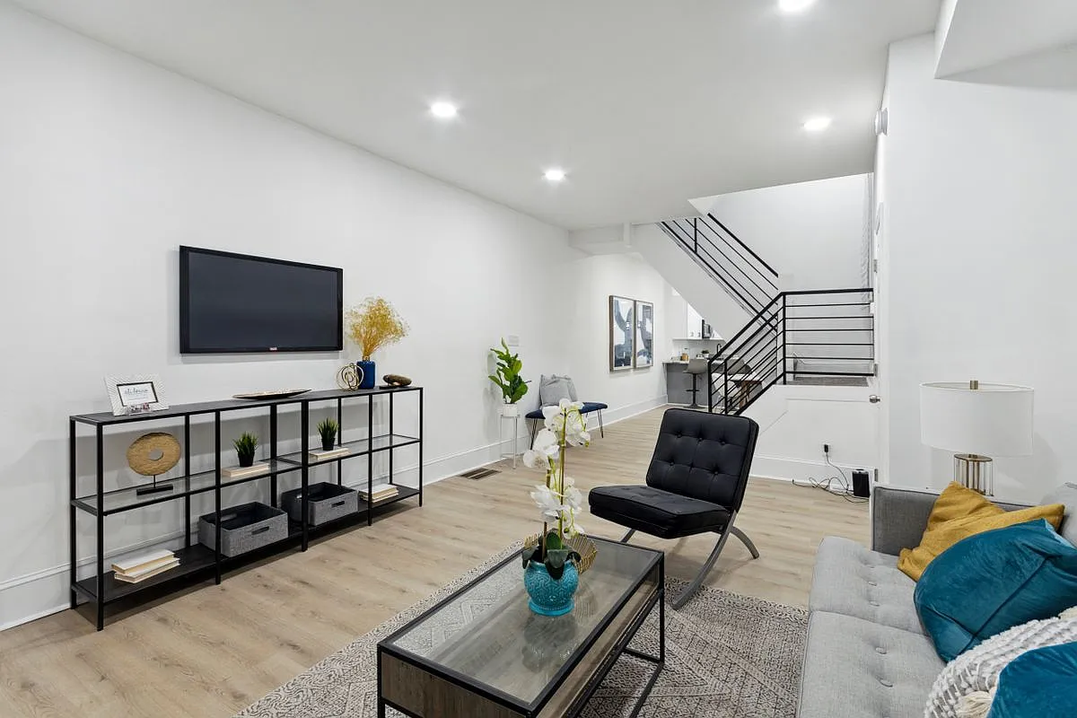 5 bed, 2.0 bath, 1793 sqft, $2,800 — Photo 2