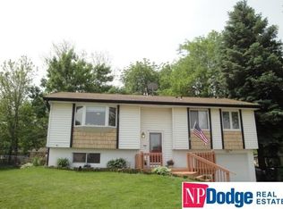 213 E Glenmore Dr, Gretna, NE 68028
