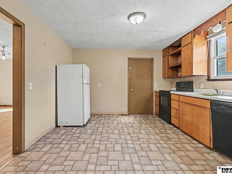 13th image of 825 N Walnut St