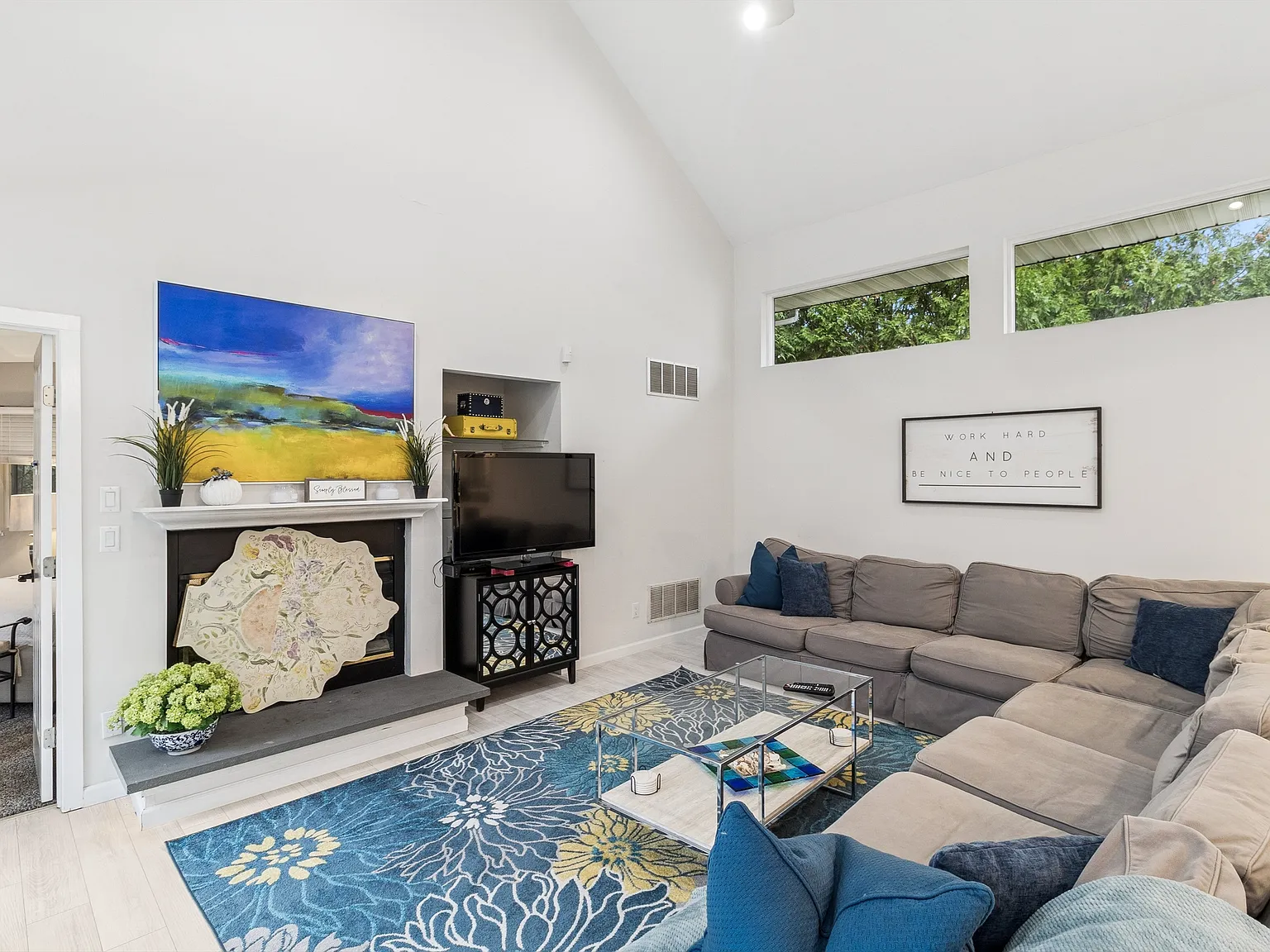 4 Bedroom plus Loft located in East Hampton Village Fringe — Photo 3
