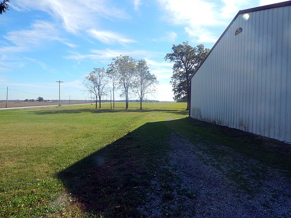 Side barn, front lot