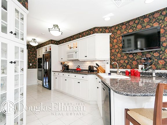 5th image of 108 Poplar St