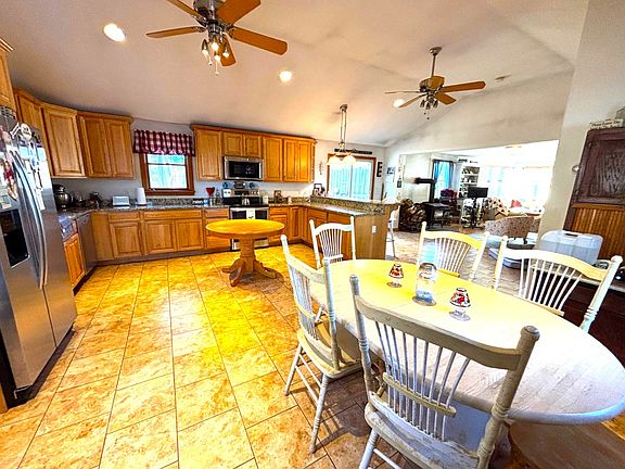 5th image of 70 Carol Ln