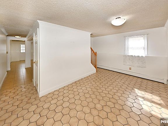 3rd image of 216 Mehrhof Rd