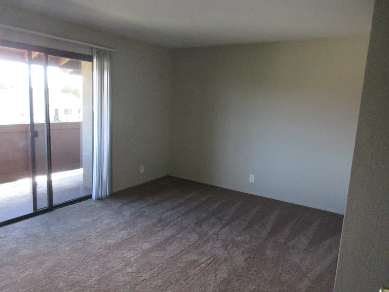 Las Flores Gardens Apartments — Photo 23