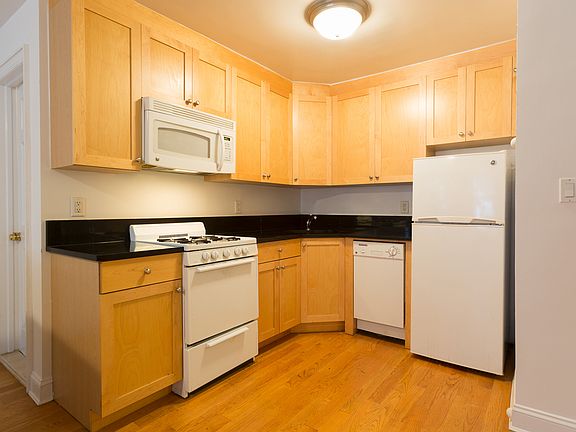 3rd image of 17 Monroe Pl APT 1A