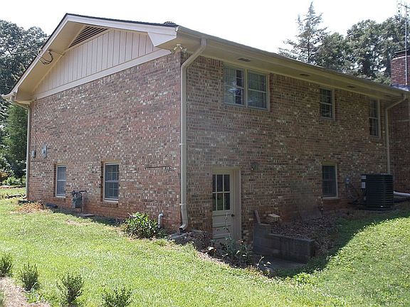 3rd image of 1108 Evelyn Ln