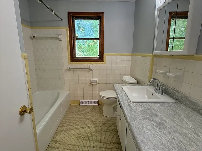 639 Holbrook St — Photo 7