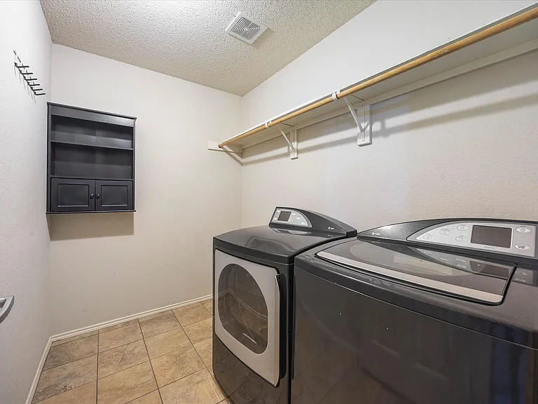 2701 Redwood St — Photo 16