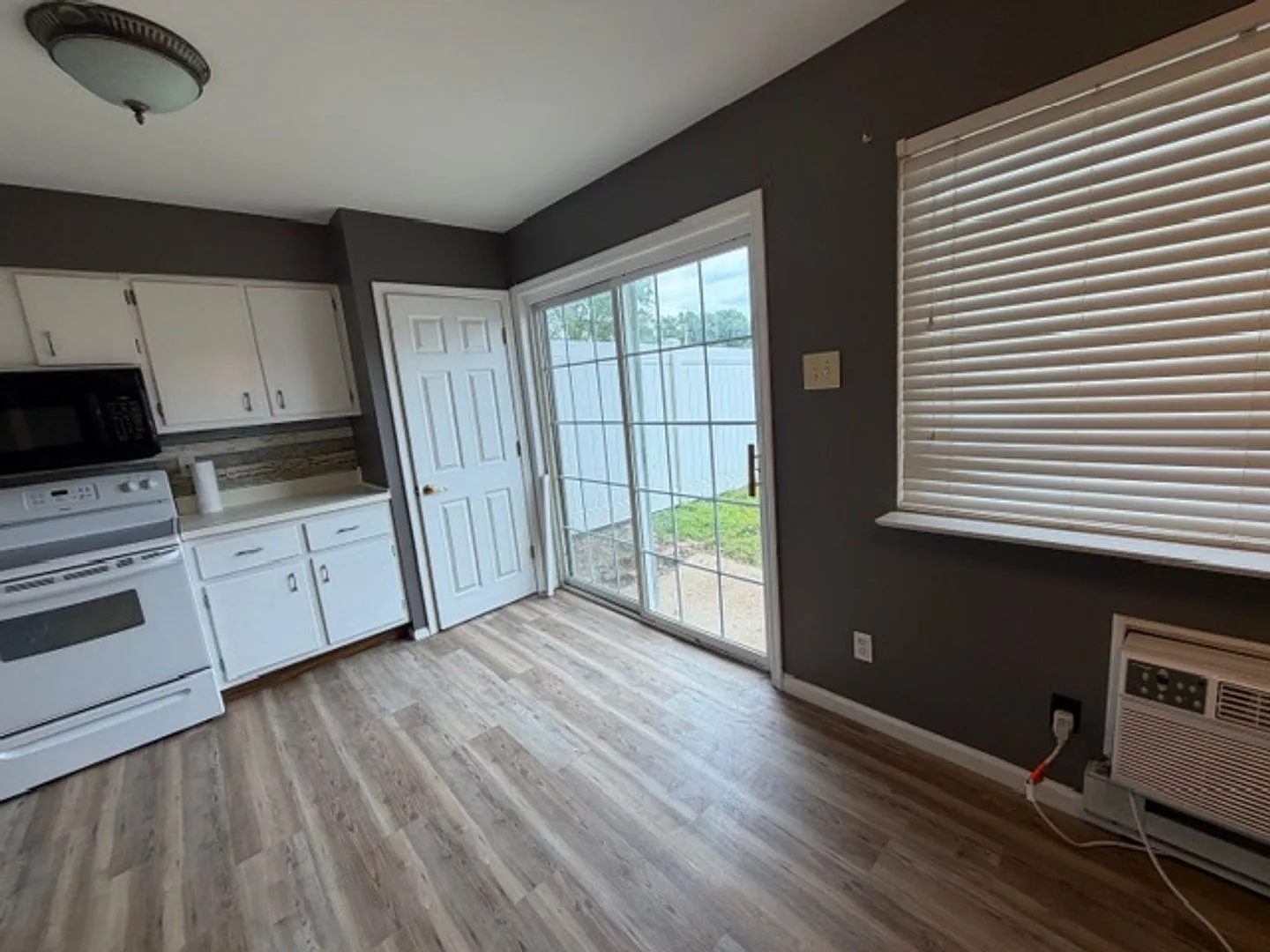 Spacious 3Bedroom / 1.5 Bath Available in Hazelwood — Photo 4