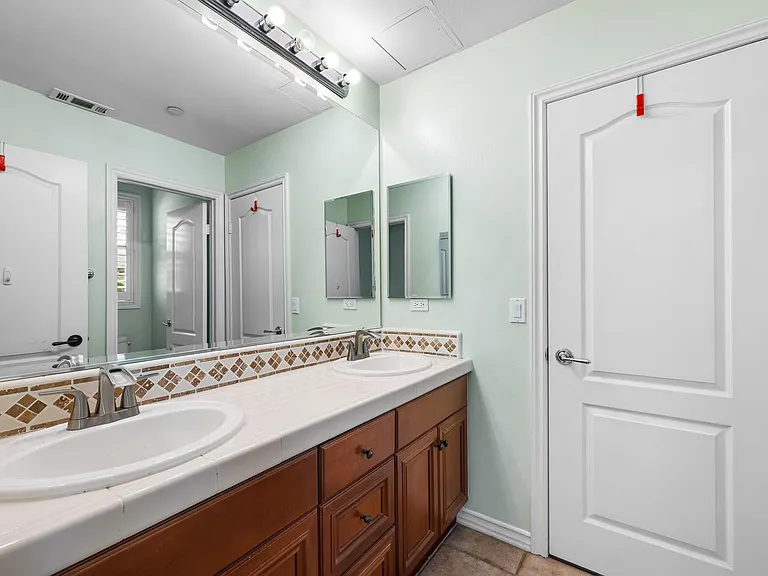 18785 Roxbury Ln — Photo 20