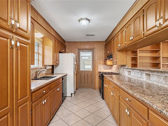 2nd image of 2525 Willow Bend Dr