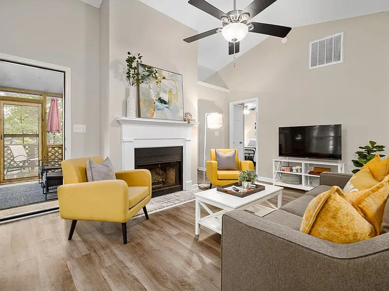 144 Lake Hollow Cir — Photo 2