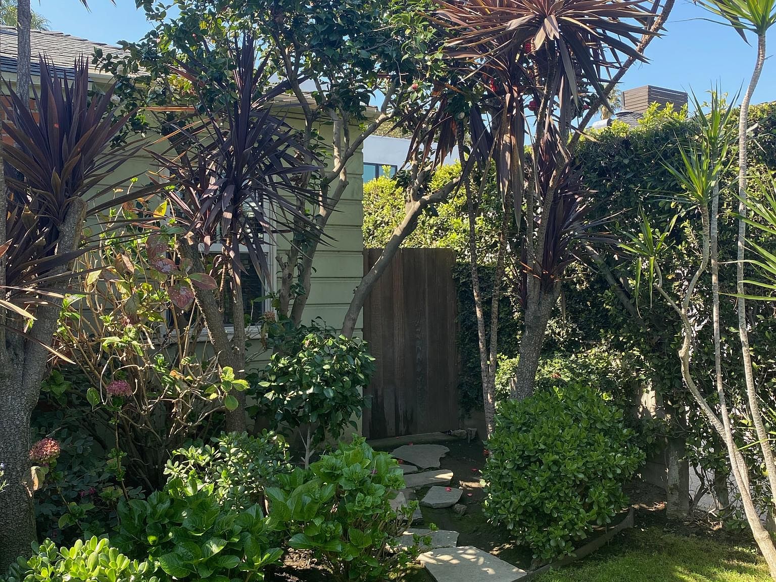 2571 S Bundy Dr, Los Angeles, CA 90064 | Zillow