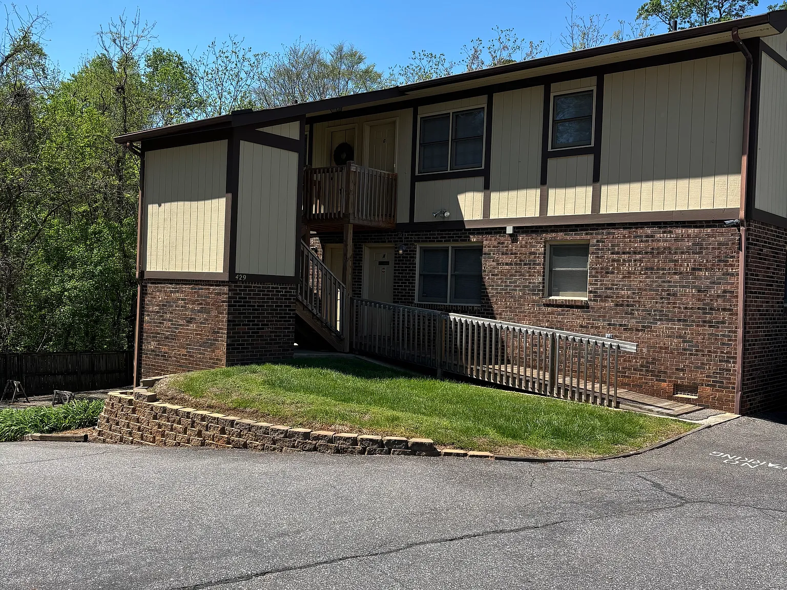 2 bed, 784 sqft, $1,095 — Photo 1