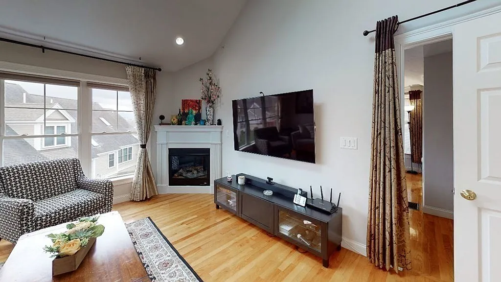 3 bed, 1920 sqft, $3,500 — Photo 3