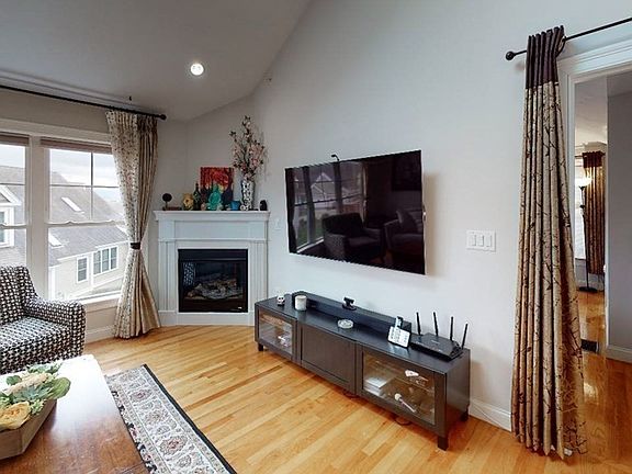 3rd image of 19 Flint Pond Dr