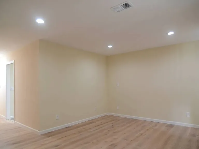 2477 Middlefield Ave — Photo 5