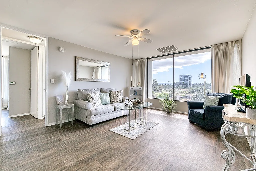 Bay Towers at Bixby Knolls - 55+ Active Adult Apartments — Photo 4