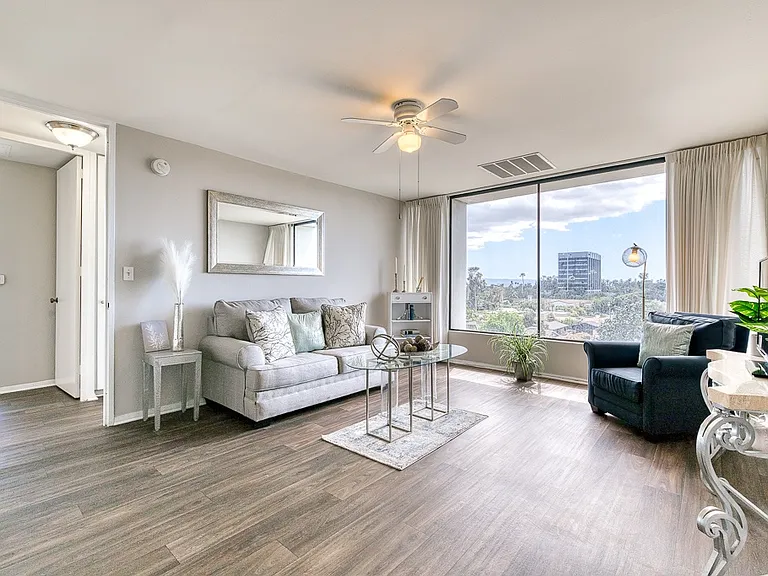 Bay Towers at Bixby Knolls - 55+ Active Adult Apartments — Photo 4