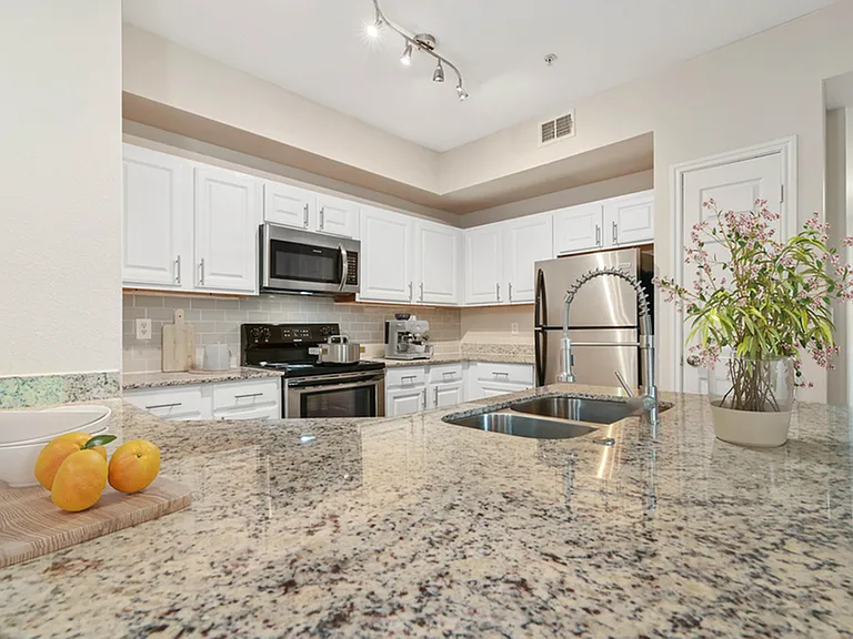 3x2 1258 sqft C1U - Unit 06208 Kitchen_006 3x2 1258 sqft C1U - Unit 06208 Kitchen_006
