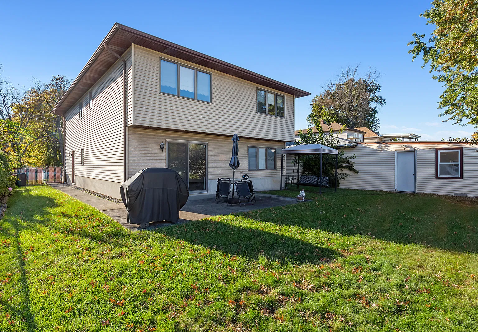 4 bed, 2322 sqft, $3,900 — Photo 4