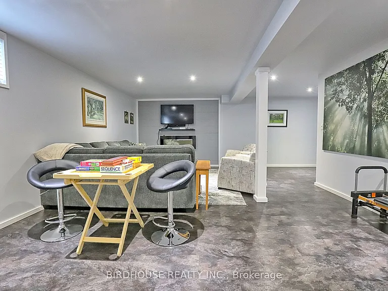 21 Ellis Cres — Photo 22