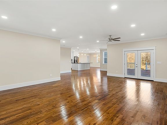 5th image of 303 Regency Cir