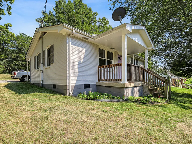 320 Oak St — Photo 17