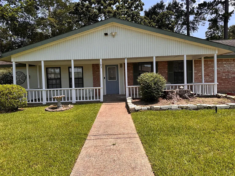 105 Magnolia Ln — Photo 1