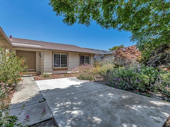 2nd image of 961 Bluebonnet Dr