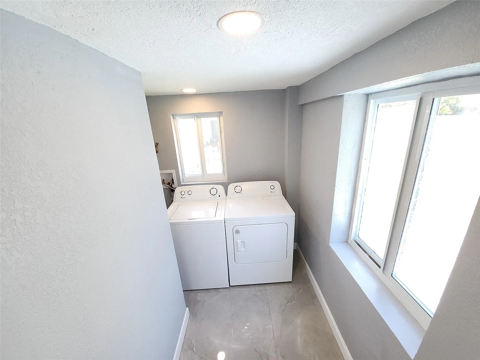 3 bed, 2.0 bath, 1128 sqft, $3,460 — Photo 3